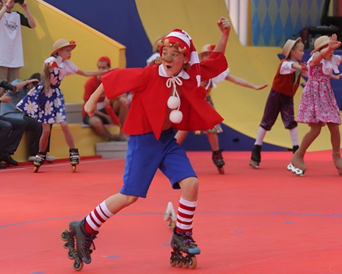 Когда сказка выходит на улицу: Авербух представил московскую публике уличный ледовый спектакль.